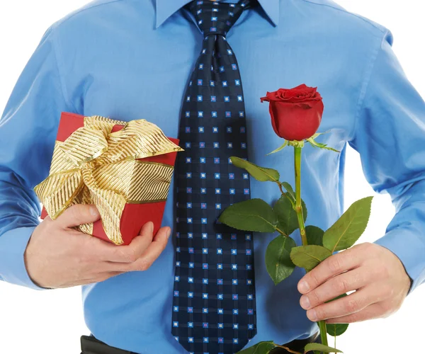 Hombre con una caja de regalo y una rosa — Foto de Stock