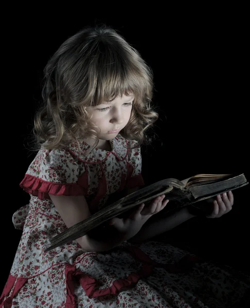 Genç kız kitap okuma. — Stok fotoğraf