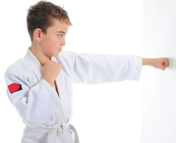 Молодой мальчик тренирует карате . — стоковое фото