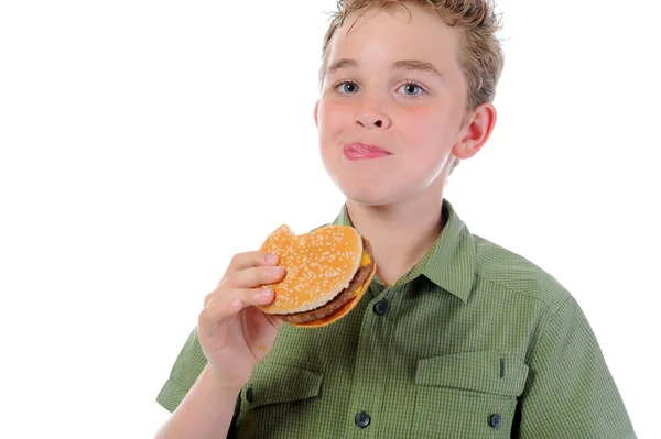 Liten pojke som äter en hamburgare — Stockfoto
