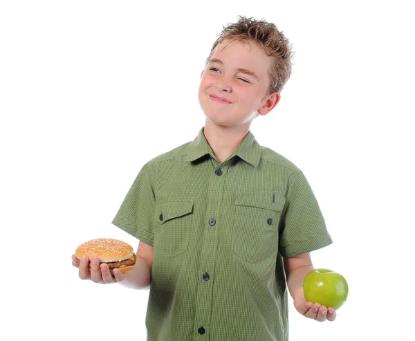Petit garçon mangeant un hamburger — Photo