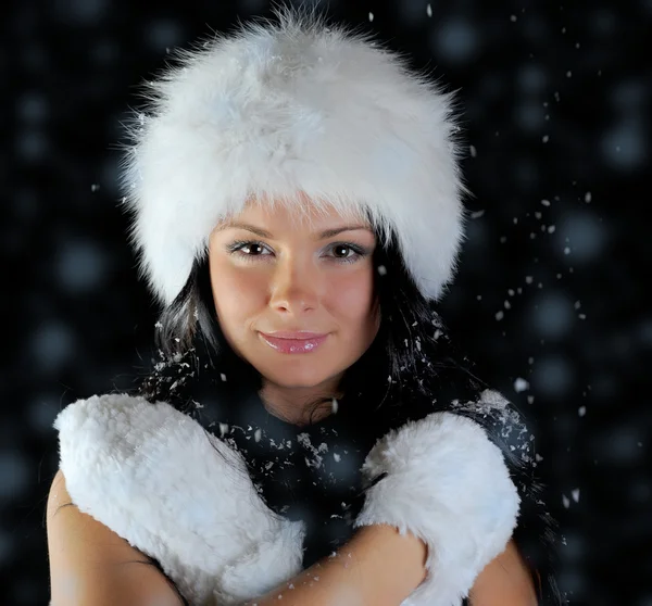 Όμορφη γυναίκα σε ένα καπέλο του χειμώνα — Φωτογραφία Αρχείου