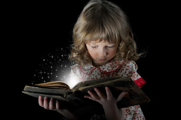 Dziewczyna czytanie książki. — Zdjęcie stockowe