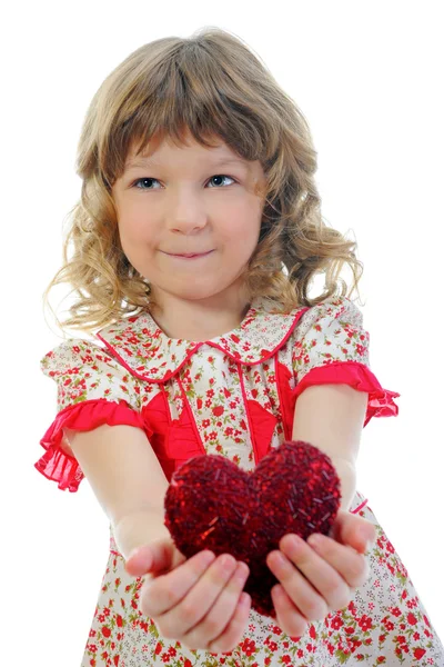 Lilla flickan anläggning hjärta — Stockfoto