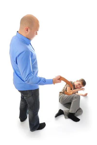 그의 아들을 처벌 하는 엄격한 아버지 — 스톡 사진