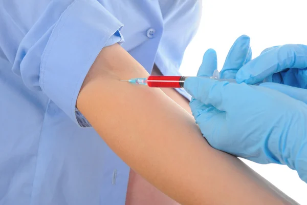 Jonge dokter maakt de patiënt een injectie — Stockfoto