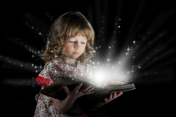 Девочка-подросток, читающая книгу . — стоковое фото
