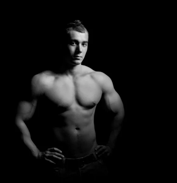 Bodybuilder tonen zijn spieren — Stockfoto