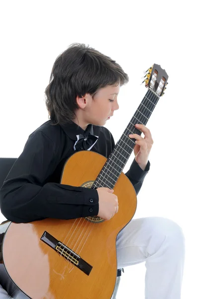 Petit garçon musicien jouant de la guitare — Photo