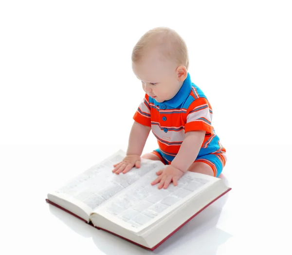 小さな男の子は大きな本を読む — ストック写真