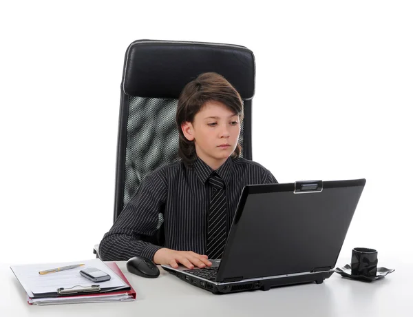Jeune homme d'affaires utilisant un ordinateur portable — Photo