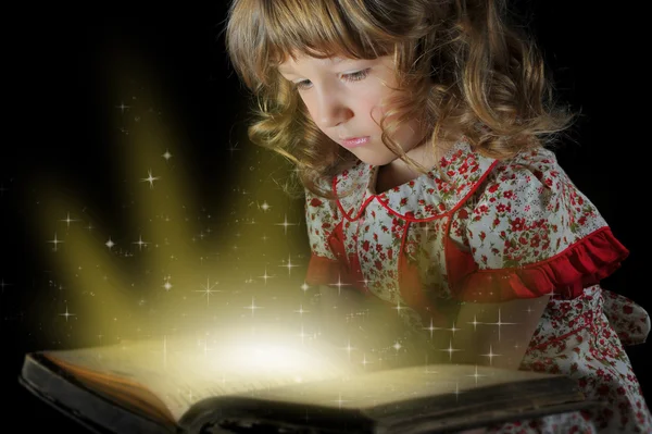 Дівчина читає книгу . — стокове фото