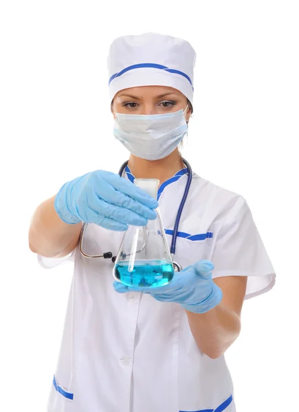 Knappe doctor in de geneeskunde in zijn handen. — Stockfoto