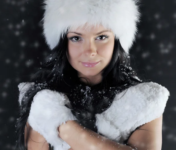 Hermosa mujer en un sombrero de invierno — Foto de Stock