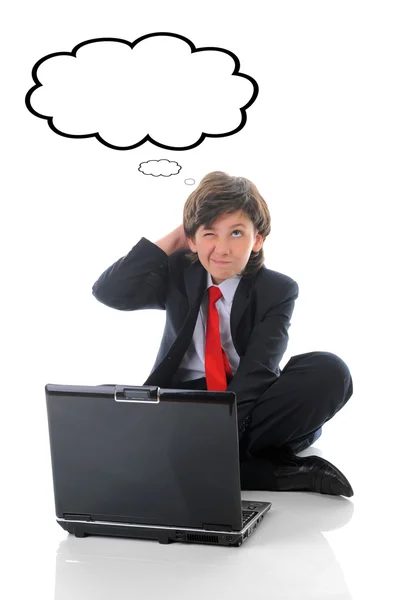 Niño en traje de negocios sentado frente a la computadora —  Fotos de Stock