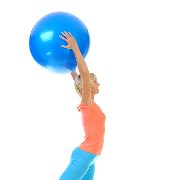 Fiatal nő kék labdával — Stock Fotó
