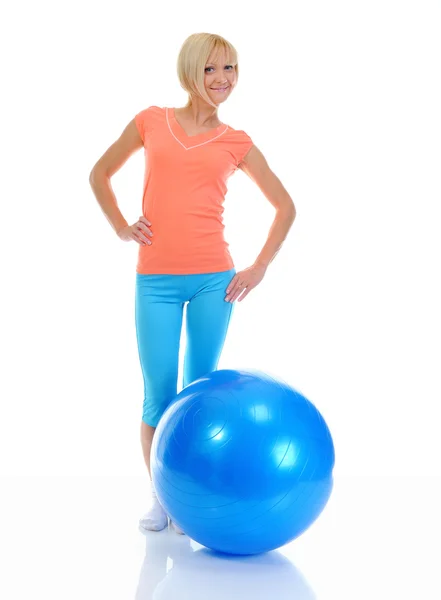 Jovem mulher com bola azul — Fotografia de Stock