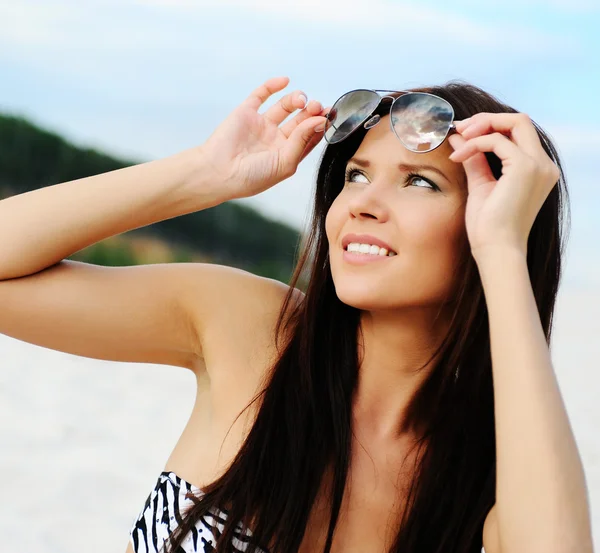 Beautiful woman on the beach — Stock Photo, Image