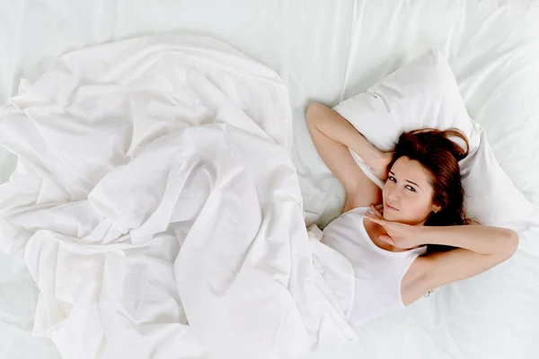 Vrouw slapen op het bed — Stockfoto