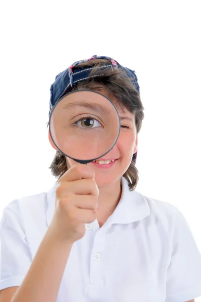 虫眼鏡を通して見る男の子 — Stockfoto
