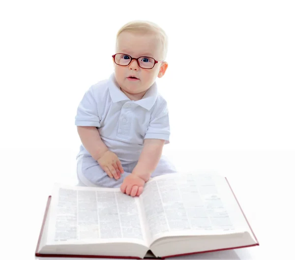 El niño lee un libro grande —  Fotos de Stock