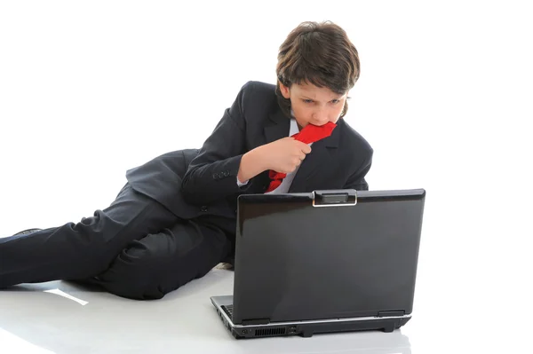 Парень в деловом костюме сидит перед компьютером — стоковое фото