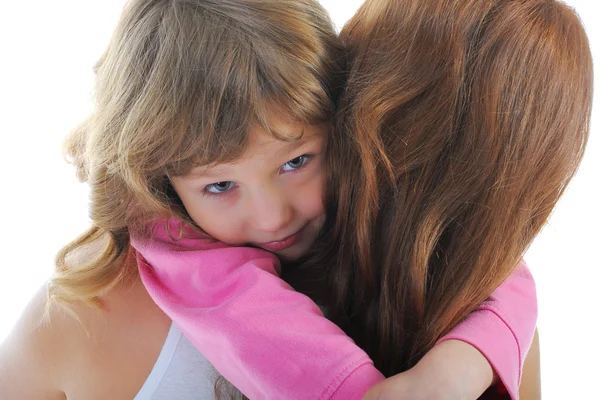 Menina alegre abraça sua jovem mãe . — Fotografia de Stock