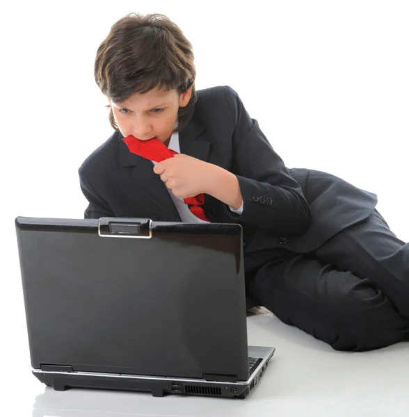 Garçon en costume d'affaires assis devant l'ordinateur — Photo