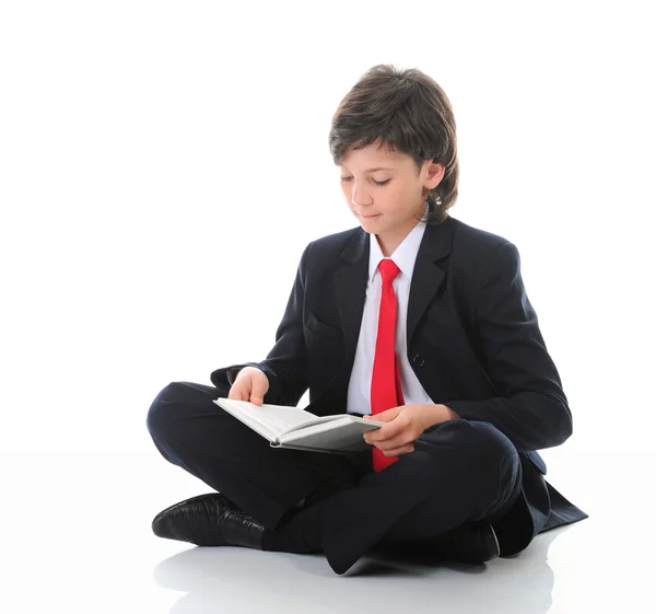 Маленький хлопчик читає книжку — стокове фото