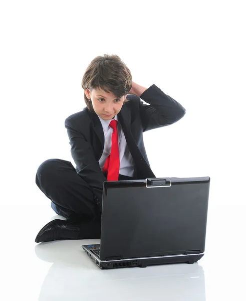 Niño en traje de negocios sentado frente a la computadora — Foto de Stock