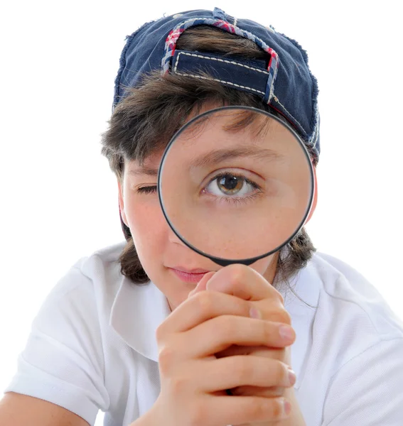 Niño mirando a través de una lupa —  Fotos de Stock