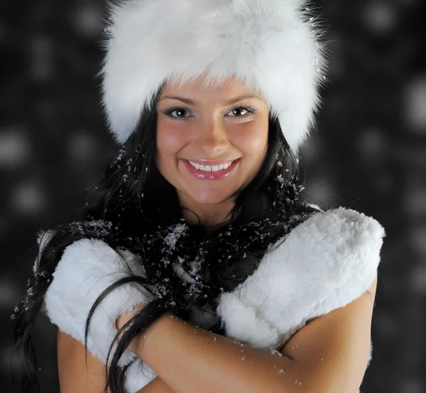 Mulher bonita em um chapéu de inverno — Fotografia de Stock