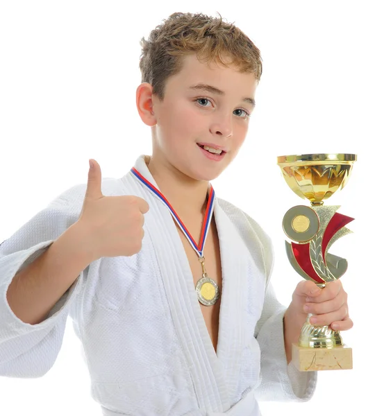 Joven niño entrenamiento karate . — Foto de Stock