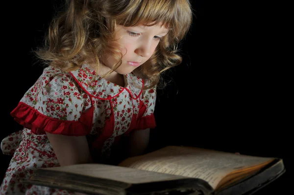 Dospívající dívka čtení knihy. — Stock fotografie