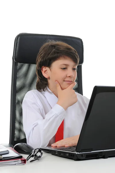 Młody biznesmen korzystający z laptopa — Zdjęcie stockowe
