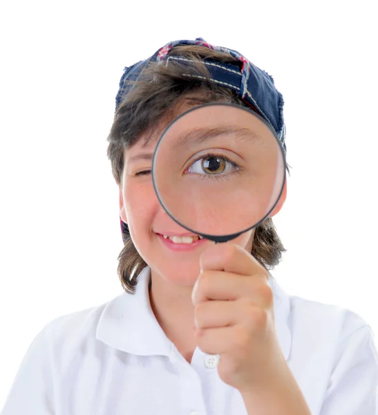 虫眼鏡を通して見る男の子 — Stockfoto
