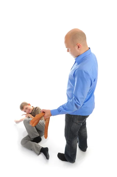 Ścisłe ojciec karze syna — Zdjęcie stockowe