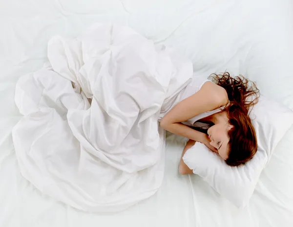 Žena spící na posteli — Stock fotografie