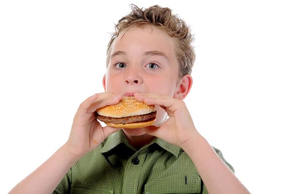 Μικρό αγόρι που τρώει ένα χάμπουργκερ — Φωτογραφία Αρχείου
