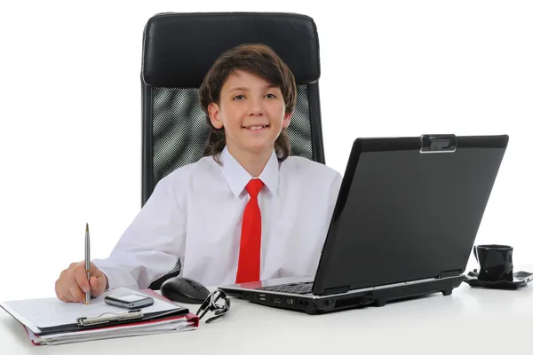 使用笔记本电脑的年轻商人 — 图库照片