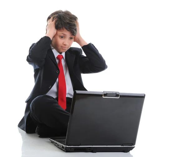 Pojke i kostym som sitter framför datorn — Stockfoto