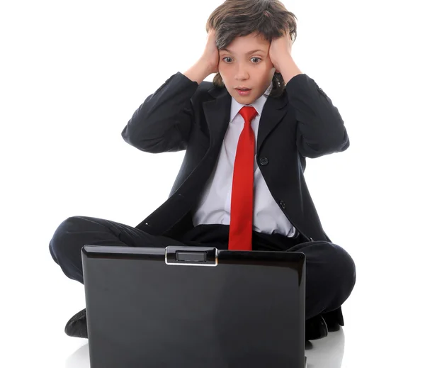 Chlapec v obleku sedí v přední části počítače — Stock fotografie