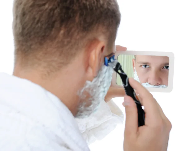 若い男を剃る — ストック写真