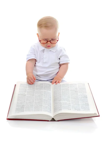 Μικρό αγόρι διαβάζει ένα μεγάλο βιβλίο — Φωτογραφία Αρχείου