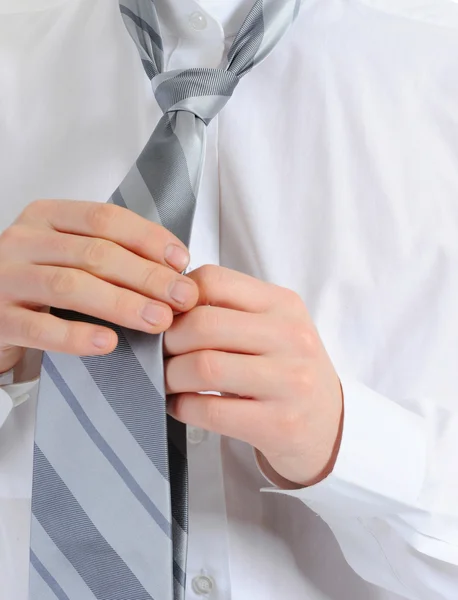 Бізнесмен зав'язує краватку — стокове фото