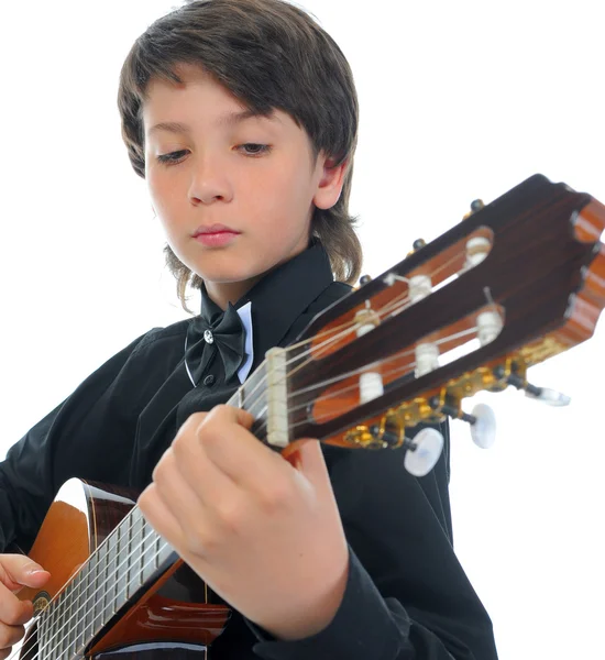 Liten pojke musiker spela gitarr — Stockfoto