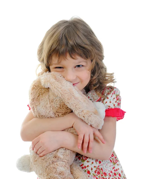 Liten flicka med leksak hare. — Stockfoto
