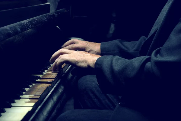Руки музыканта — стоковое фото