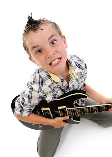 Lite musiker spelar gitarr — Stockfoto