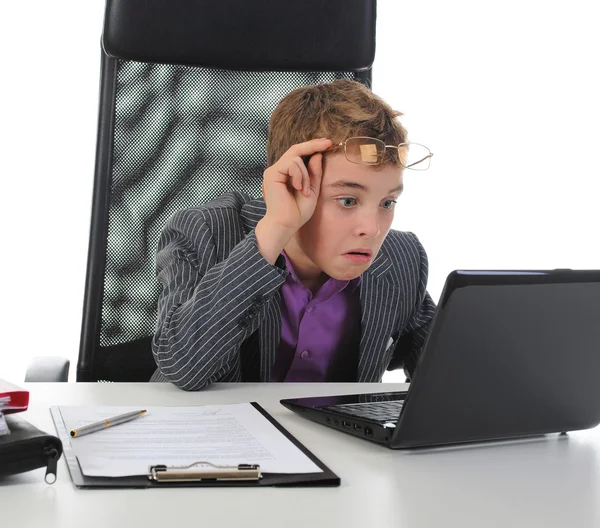 Joven hombre de negocios utilizando un ordenador portátil Imagen De Stock